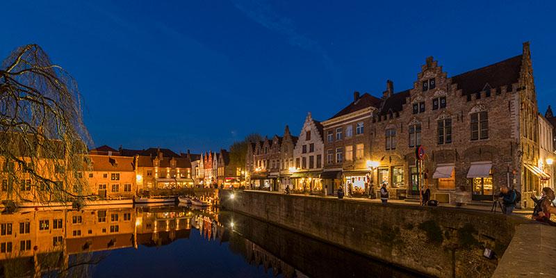 Schréder replicated the heritage lanterns in Bruges to preserve the city's old charm with a lot less energy