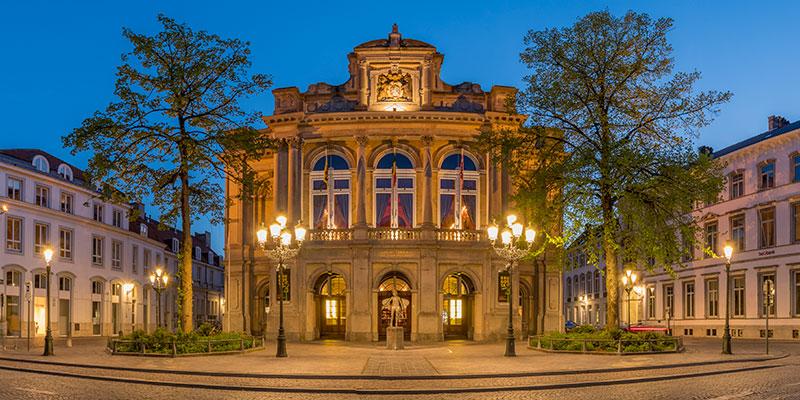 Schréder recreated heritage lanterns for Bruges that can be dimmed at night to reduce energy and costs