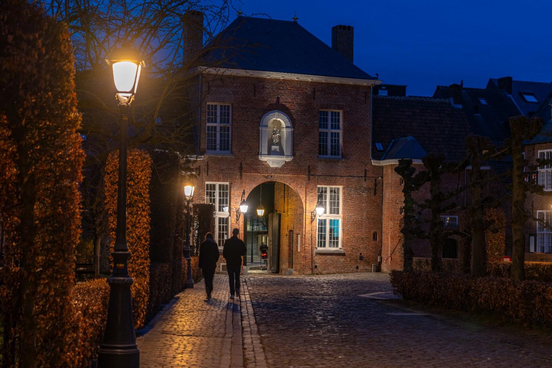 VALENTINO GEN2 LED-lantaarns op behouden gietijzeren masten in het Begijnhof van Turnhout